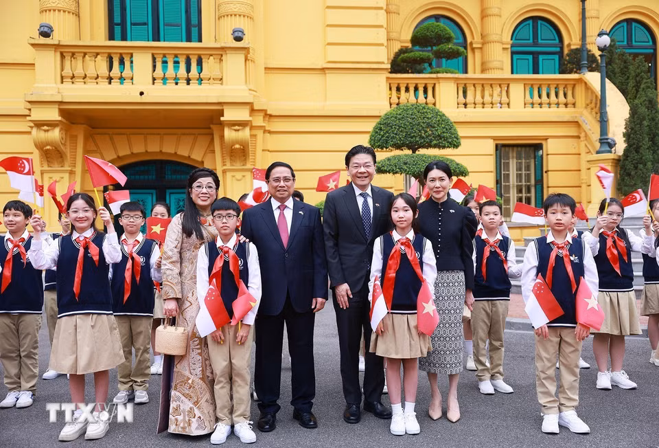 Thiếu nhi Thủ đô chào mừng Thủ tướng Singapore Lawrence Wong và Phu nhân thăm chính thức Việt Nam. (Ảnh: Dương Giang/TTXVN)