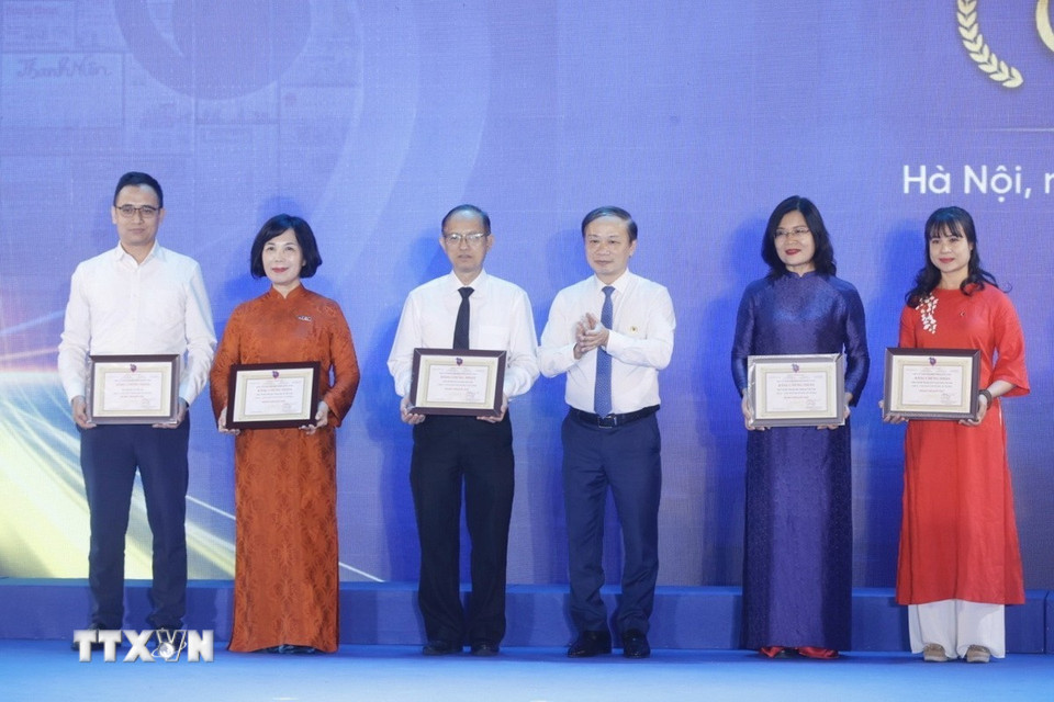 Ban tổ chức trao giải A cho các đơn vị đoạt giải Gian trưng bày ấn tượng tại Hội báo toàn quốc 2025. (Ảnh: Minh Quyết/TTXVN)