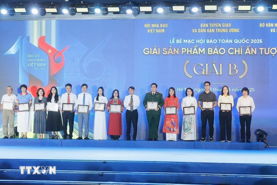 Ban tổ chức trao Giải sản phẩm báo chí ấn tượng cho các đơn vị đoạt giải. (Ảnh: Minh Quyết/TTXVN)