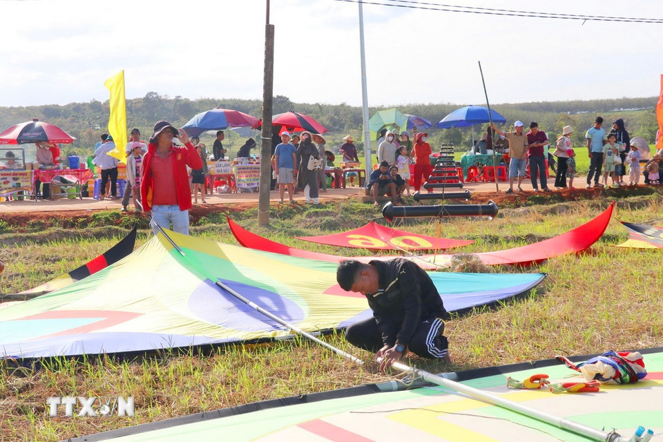 Các đội đang chuẩn bị cho phần thi tại lễ hội. (Ảnh: Nhật Bình/TTXVN)