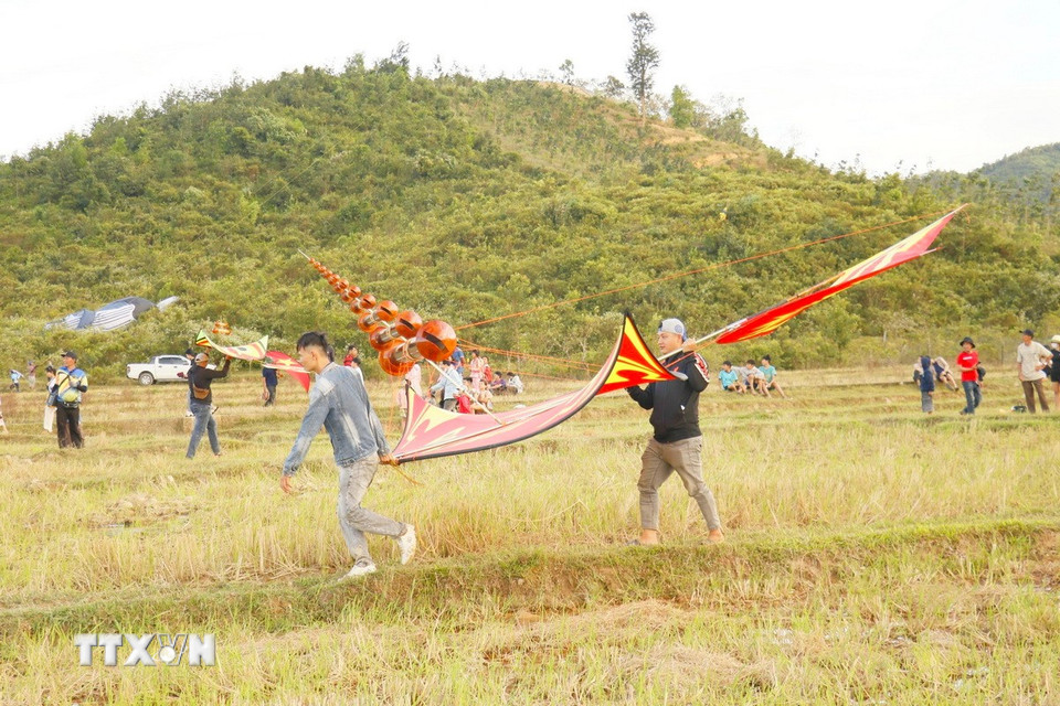 Các đội đang chuẩn bị cho phần dự thi tại lễ hội. (Ảnh: Nhật Bình/TTXVN)