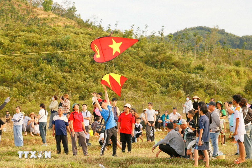 Phần dự thi Diều vượt câu liêm của các đội tại lễ hội. (Ảnh: Nhật Bình/TTXVN)