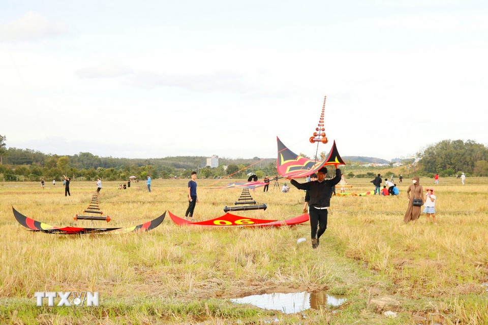 Các đội đang chuẩn bị cho phần dự thi tại lễ hội. (Ảnh: Nhật Bình/TTXVN)