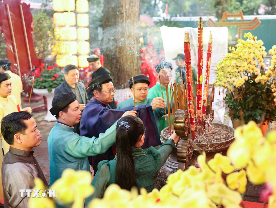 Các đại biểu và du khách dâng hương, dâng hoa, bày tỏ lòng thành kính đối với tổ tiên, các bậc tiền nhân đã có công dựng nước và giữ nước. (Ảnh: Thanh Tùng/TTXVN)