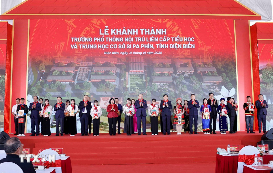 Tổng Bí thư Tô Lâm tặng quà cho Trường Phổ thông nội trú liên cấp Tiểu học và THCS Si Pa Phìn. (Ảnh: Thống Nhất/TTXVN)