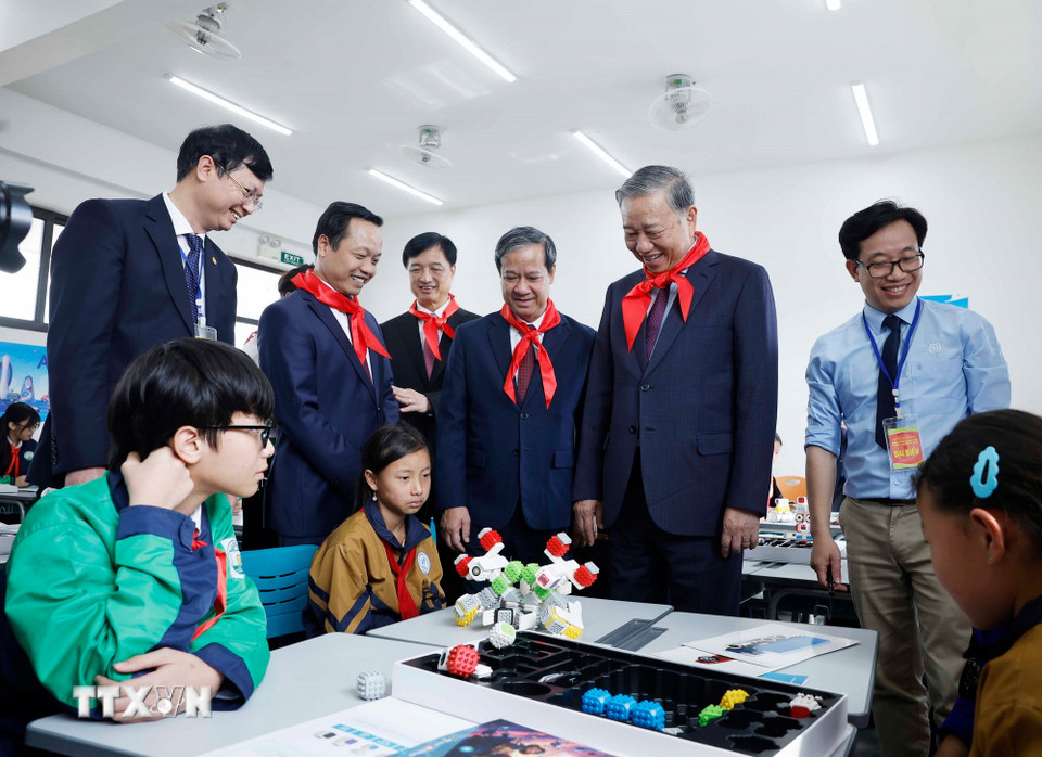 Tổng Bí thư Tô Lâm thăm lớp học của Trường Phổ thông nội trú liên cấp Tiểu học và THCS Si Pa Phìn. (Ảnh: Thống Nhất/TTXVN)