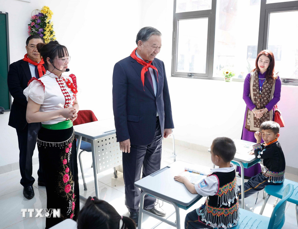 Tổng Bí thư Tô Lâm thăm lớp học của Trường Phổ thông nội trú liên cấp Tiểu học và THCS Si Pa Phìn. (Ảnh: Thống Nhất/TTXVN)