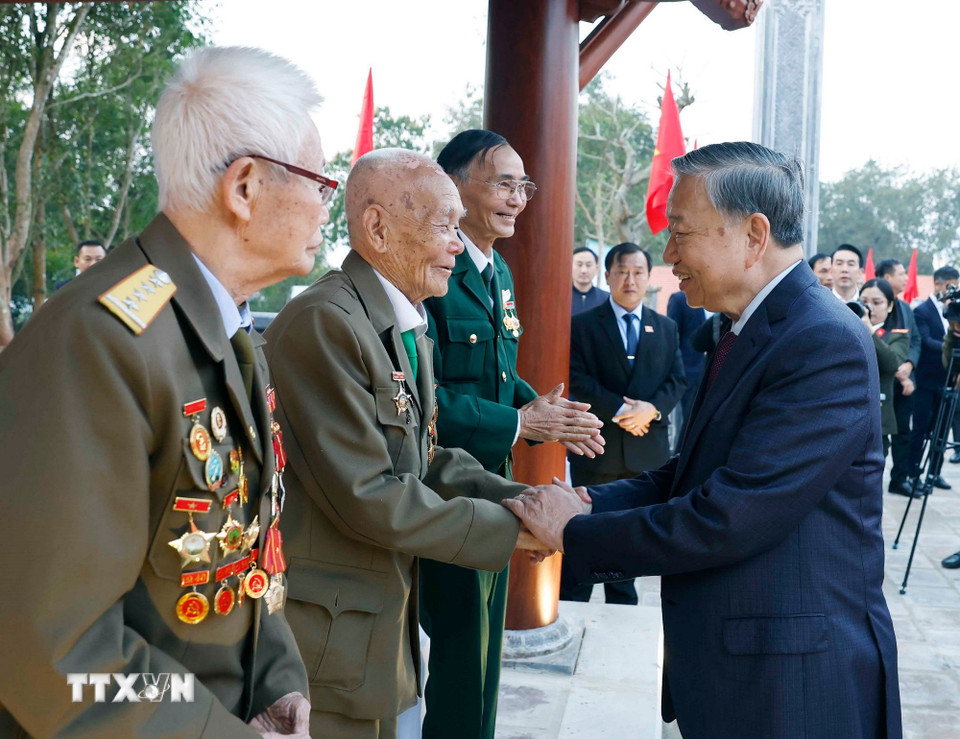 Tổng Bí thư Tô Lâm với các cựu chiến binh dự buổi lễ. (Ảnh: Thống Nhất/TTXVN)