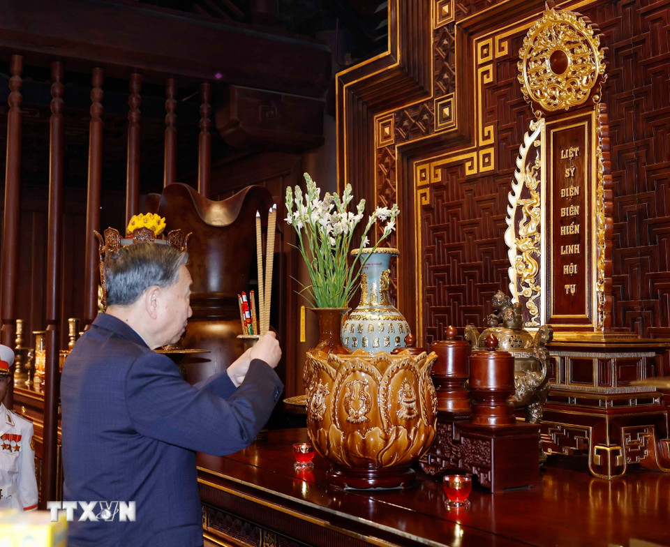 Tổng Bí thư Tô Lâm và Đoàn công tác Trung ương dâng hoa, dâng hương tưởng niệm Anh hùng liệt sĩ tại Đền thờ Liệt sỹ Chiến trường Điện Biên Phủ. (Ảnh: Thống Nhất/ TTXVN)