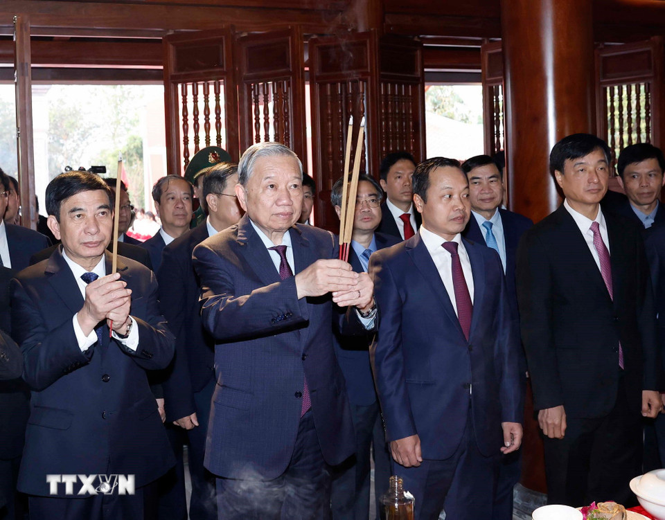 Tổng Bí thư Tô Lâm và đoàn công tác Trung ương đến dự Lễ Khánh thành Nhà tưởng niệm Chủ tịch Hồ Chí Minh tại di tích đồi E2 ở phường Điện Biên Phủ, tỉnh Điện Biên. (Ảnh: Thống Nhất/TTXVN)