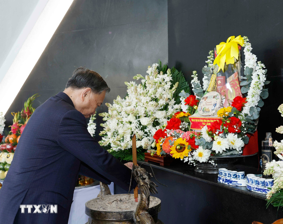 Tổng Bí thư Tô Lâm dâng hoa, dâng hương tưởng niệm Anh hùng liệt sỹ tại Nghĩa trang Liệt sỹ Quốc gia A1. (Ảnh: Thống Nhất/TTXVN)