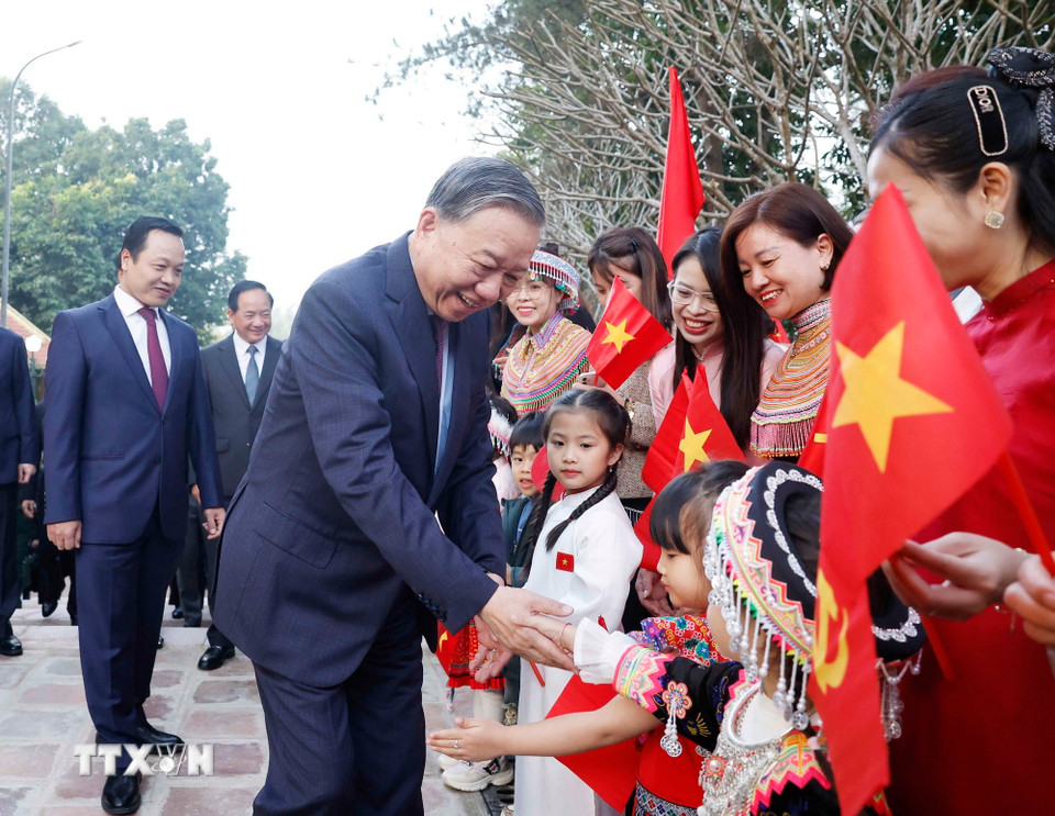 Tổng Bí thư Tô Lâm với các cháu thiếu nhi và nhân dân tỉnh Điện Biên dự buổi lễ. (Ảnh: Thống Nhất/TTXVN)