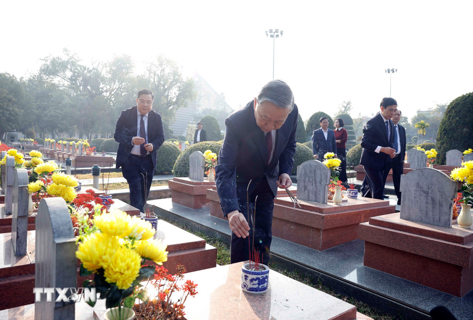 Tổng Bí thư Tô Lâm và Đoàn công tác của Trung ương dâng hoa, dâng hương tưởng niệm Anh hùng liệt sỹ tại Nghĩa trang Liệt sỹ Quốc gia A1. (Ảnh: Thống Nhất/TTXVN)