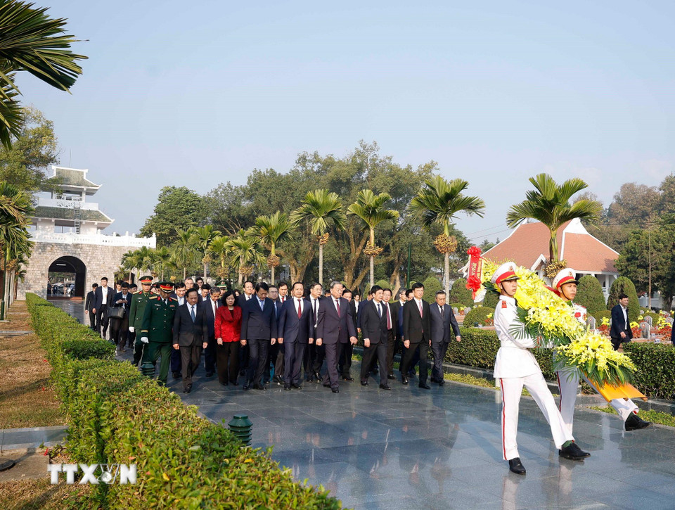 Tổng Bí thư Tô Lâm dâng hoa, dâng hương tưởng niệm Anh hùng liệt sỹ tại Nghĩa trang Liệt sỹ Quốc gia A1. (Ảnh: Thống Nhất/TTXVN)