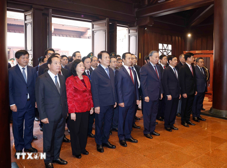 Tổng Bí thư Tô Lâm và Đoàn công tác của Trung ương dâng hoa, dâng hương tưởng niệm Anh hùng liệt sĩ tại Đền thờ Liệt sĩ Chiến trường Điện Biên Phủ. (Ảnh: Thống Nhất/ TTXVN)