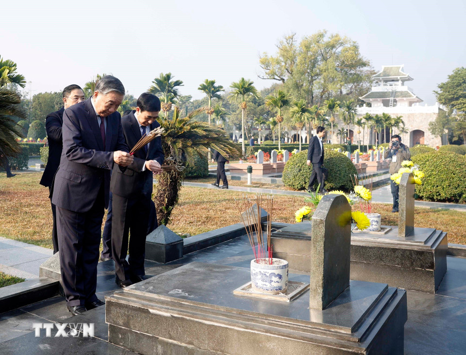Tổng Bí thư Tô Lâm và Đoàn công tác của Trung ương dâng hoa, dâng hương tưởng niệm Anh hùng liệt sỹ tại Nghĩa trang Liệt sỹ Quốc gia A1. (Ảnh: Thống Nhất/TTXVN)