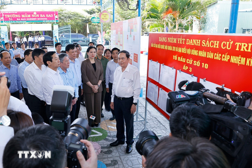 Chủ tịch Quốc hội Trần Thanh Mẫn khảo sát Tổ bầu cử số 10, xã Ba Sao, tỉnh Đồng Tháp. (Ảnh: Doãn Tấn/TTXVN)