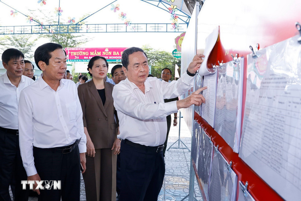 Chủ tịch Quốc hội Trần Thanh Mẫn khảo sát Tổ bầu cử số 10, xã Ba Sao, tỉnh Đồng Tháp. (Ảnh: Doãn Tấn/TTXVN)