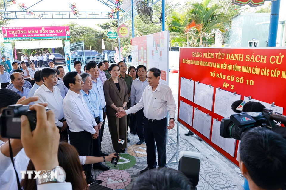 Chủ tịch Quốc hội Trần Thanh Mẫn khảo sát Tổ bầu cử số 10, xã Ba Sao, tỉnh Đồng Tháp. (Ảnh: Doãn Tấn/TTXVN)