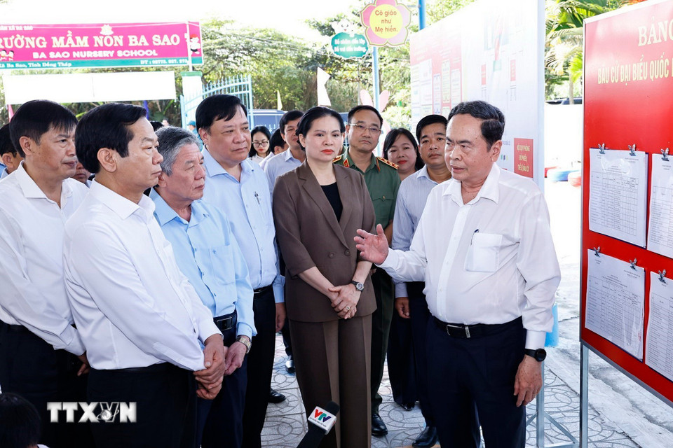 Chủ tịch Quốc hội Trần Thanh Mẫn khảo sát Tổ bầu cử số 10, xã Ba Sao, tỉnh Đồng Tháp. (Ảnh: Doãn Tấn/TTXVN)