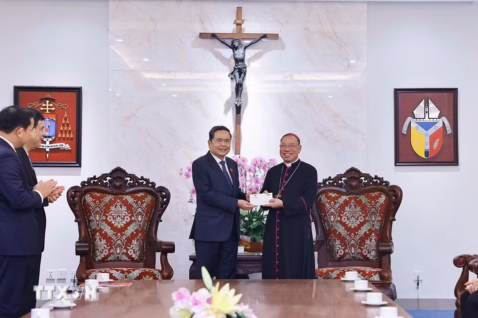 Chủ tịch Quốc hội Trần Thanh Mẫn tặng quà Tổng Giáo phận Hà Nội. (Ảnh: Doãn Tấn/TTXVN)