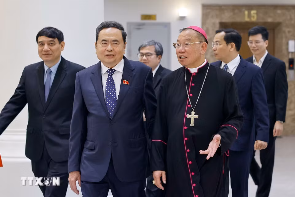 Chủ tịch Quốc hội Trần Thanh Mẫn với Tổng Giám mục Tổng Giáo phận Hà Nội Vũ Văn Thiên. (Ảnh: Doãn Tấn/TTXVN)