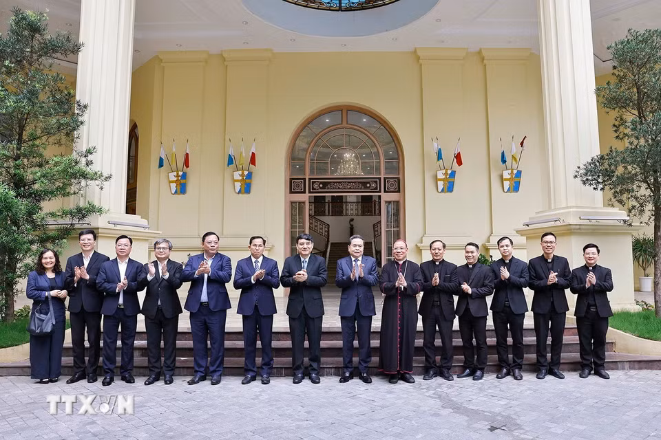 Chủ tịch Quốc hội Trần Thanh Mẫn với Tổng Giám mục Tổng Giáo phận Hà Nội Vũ Văn Thiên và các linh mục. (Ảnh: Doãn Tấn/TTXVN)