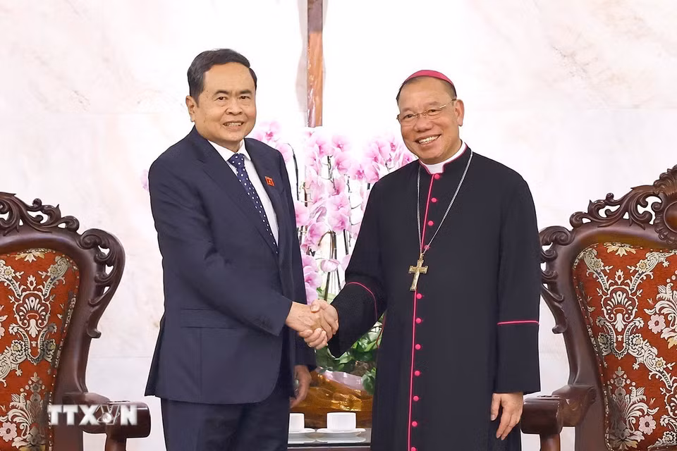Chủ tịch Quốc hội Trần Thanh Mẫn với Tổng Giám mục Tổng Giáo phận Hà Nội Vũ Văn Thiên. (Ảnh: Doãn Tấn/TTXVN)