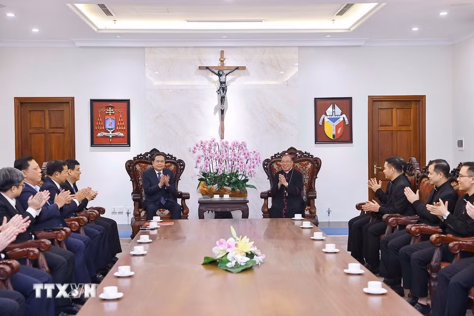 Chủ tịch Quốc hội Trần Thanh Mẫn chúc mừng Tổng Giáo phận Hà Nội. (Ảnh: Doãn Tấn/TTXVN)
