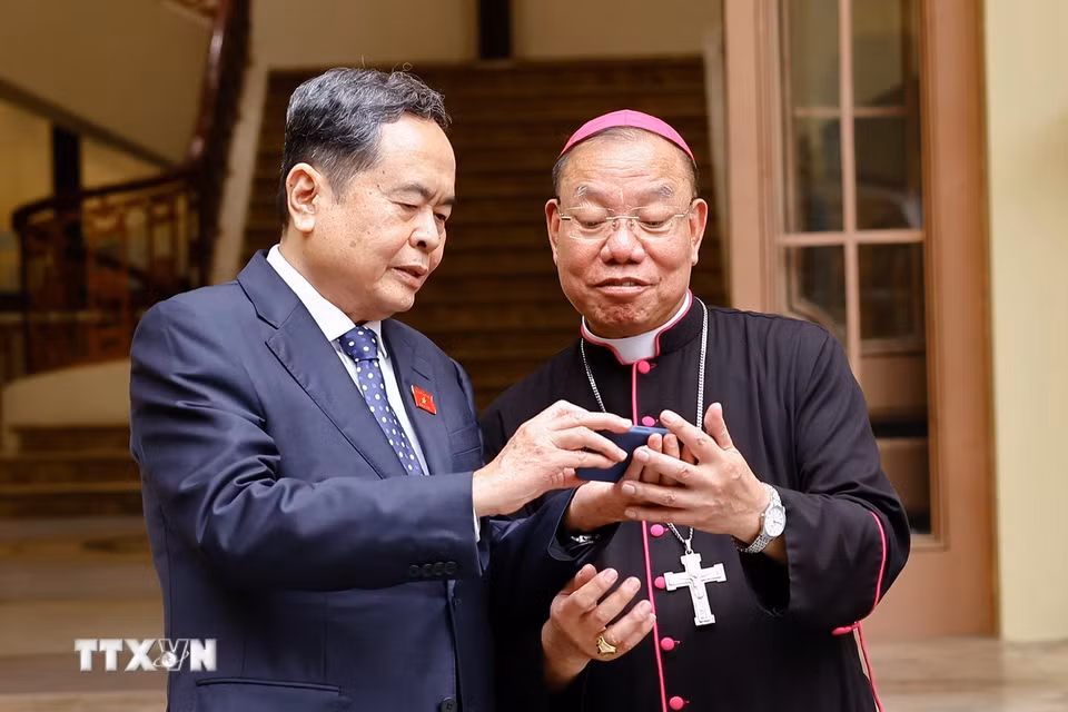 Chủ tịch Quốc hội Trần Thanh Mẫn với Tổng Giám mục Tổng Giáo phận Hà Nội Vũ Văn Thiên. (Ảnh: Doãn Tấn/TTXVN)