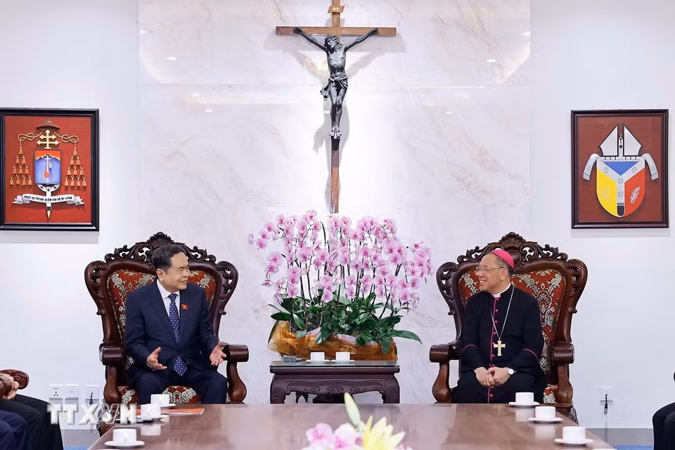 Chủ tịch Quốc hội Trần Thanh Mẫn chúc mừng Tổng Giáo phận Hà Nội. (Ảnh: Doãn Tấn/TTXVN)
