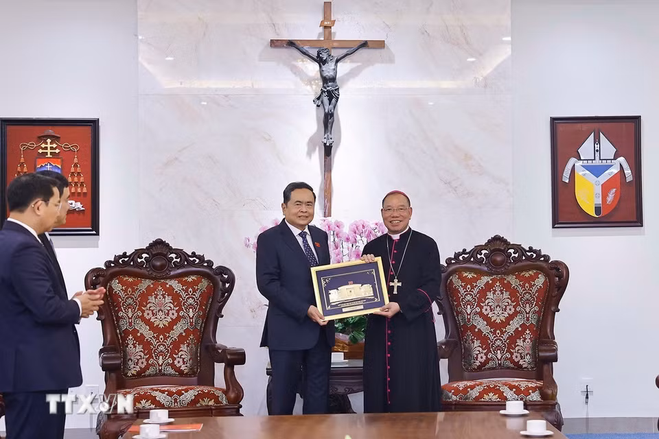 Chủ tịch Quốc hội Trần Thanh Mẫn tặng quà Tổng Giáo phận Hà Nội. (Ảnh: Doãn Tấn/TTXVN)