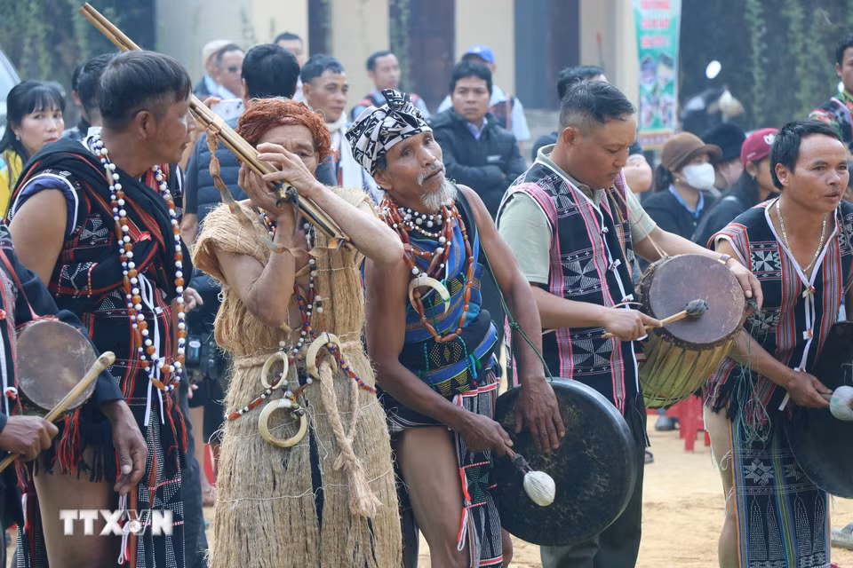 Người đồng bào Cơ Tu trình diễn cồng chiêng tại Lễ hội khai năm tạ ơn rừng (xã Hùng Sơn, thành phố Đà Nẵng). (Ảnh: Khoa Chương/ TTXVN)