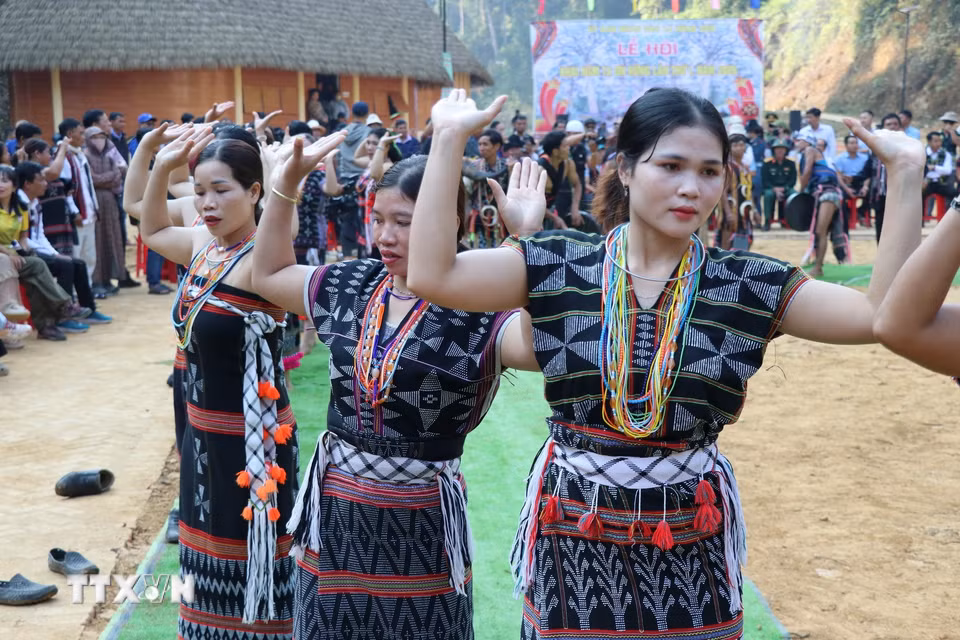 Người đồng bào Cơ Tu trình diễn cồng chiêng tại Lễ hội khai năm tạ ơn rừng (xã Hùng Sơn, thành phố Đà Nẵng). (Ảnh: Khoa Chương/ TTXVN)