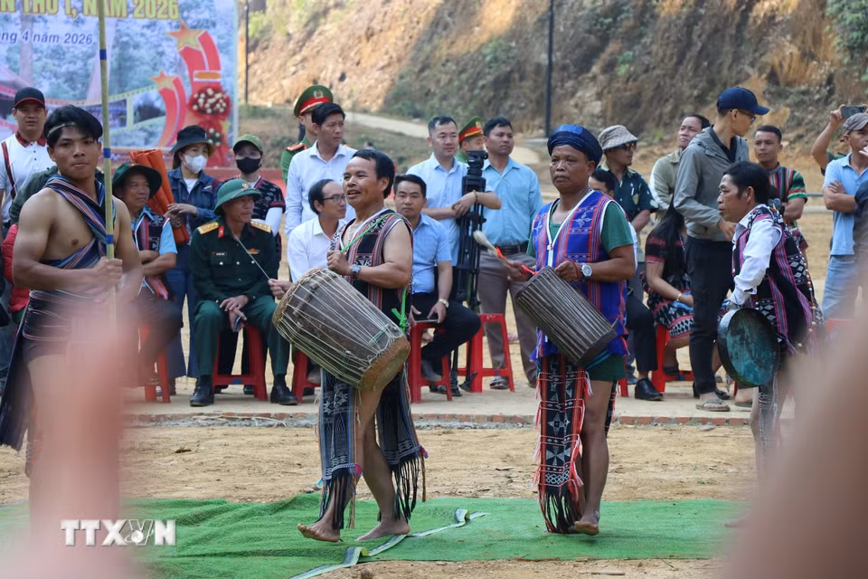 Người đồng bào Cơ Tu trình diễn cồng chiêng tại Lễ hội khai năm tạ ơn rừng (xã Hùng Sơn, thành phố Đà Nẵng). (Ảnh: Khoa Chương/ TTXVN)