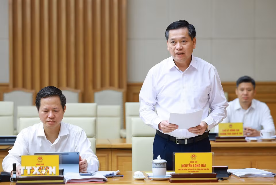 Đồng chí Nguyễn Long Hải, Phó Bí thư Thường trực Đảng ủy các cơ quan Đảng Trung ương, Phó Trưởng Đoàn báo cáo kết quả kiểm tra tại Ban Thường vụ Đảng ủy Chính phủ. (Ảnh: Dương Giang/ TTXVN)