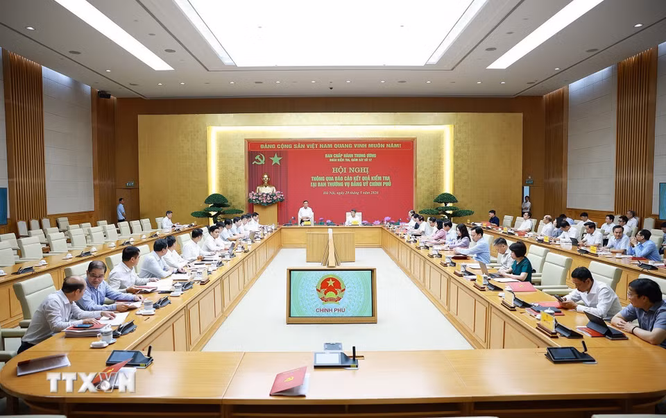 Hội nghị thông qua báo cáo kết quả kiểm tra tại Ban Thường vụ Đảng ủy Chính phủ. (Ảnh: Dương Giang/TTXVN)