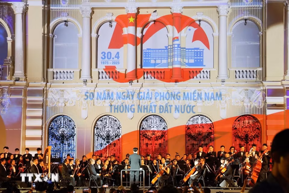 Tiết mục hợp xướng mở màn "Sắc màu Thành phố Bác". (Ảnh: Thu Hương/TTXVN)