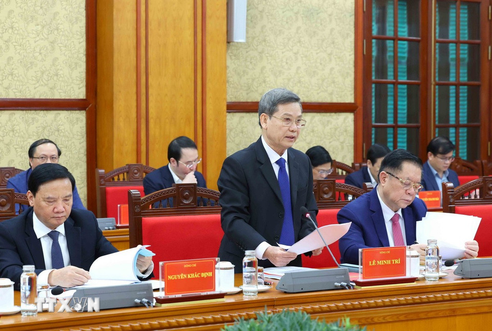 Đồng chí Lê Minh Trí, Bí thư Trung ương Đảng, Phó Trưởng Ban Thường trực Ban Nội chính Trung ương trình bày báo cáo tại phiên họp. (Ảnh: Phương Hoa/TTXVN)