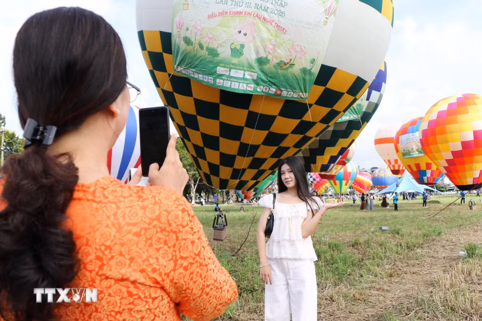 Không gian biểu diễn khinh khí cầu là nơi thu hút du khách tham quan. (Ảnh: Hồng Thái/TTXVN)