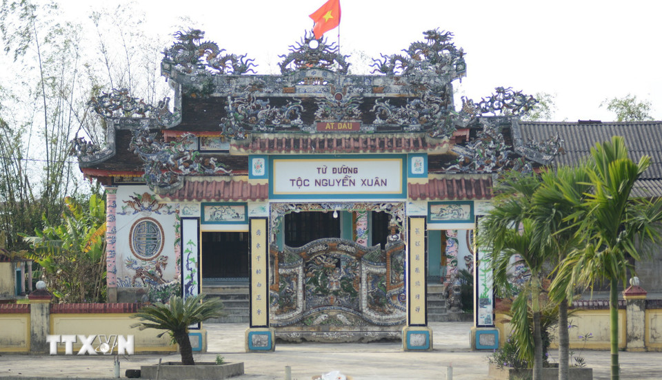 Long Mã được đắp tinh xảo trên tấm bình phong của một Từ đường tại Huế. (Ảnh: Văn Dũng/TTXVN)