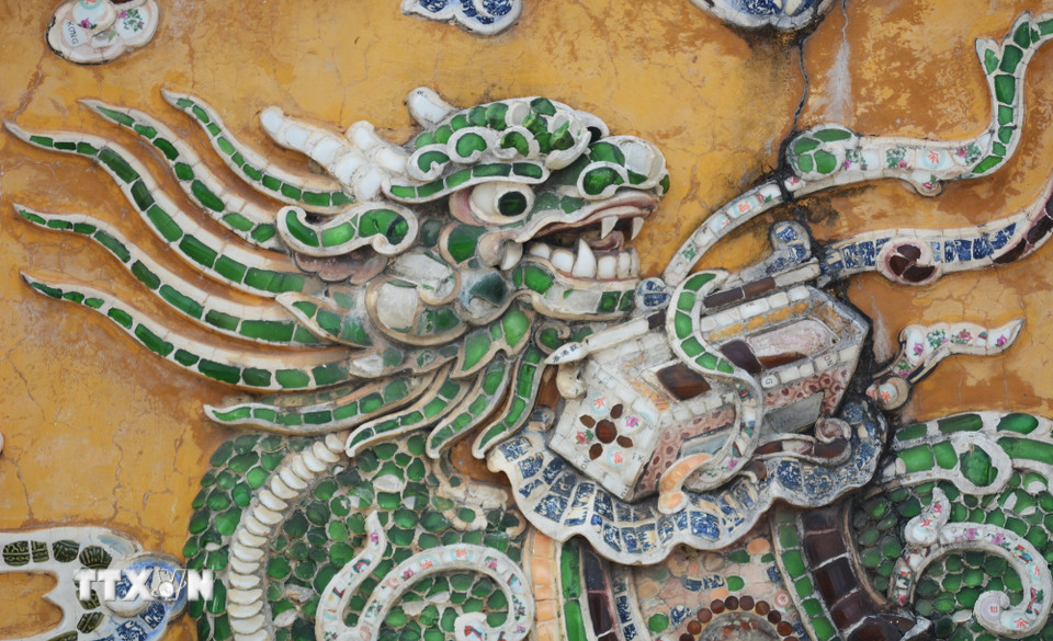 Vẻ đẹp tinh xảo, uy nghi của Long Mã được các nghệ nhân chế tác bằng gốm, sứ trên bức bình phong tại Huế. (Ảnh: Văn Dũng/TTXVN)