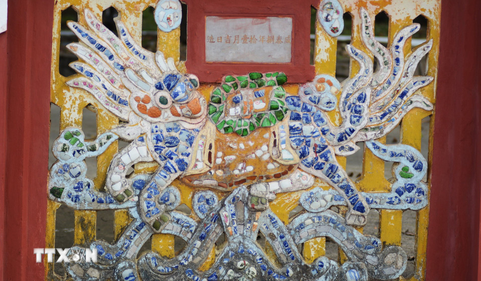 Long Mã được đắp trên bức tường của Trường THPT Chuyên Quốc học Huế. (Ảnh: Văn Dũng/TTXVN)