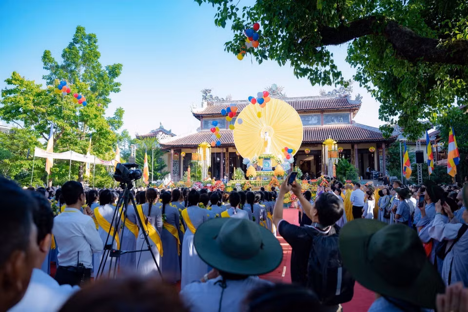 Đại lễ Phật đản ở thành phố Huế thu hút đông đảo chư tôn đức Tăng ni, Phật tử cùng người dân, du khách tham dự. (Ảnh: Mai Trang/TTXVN)