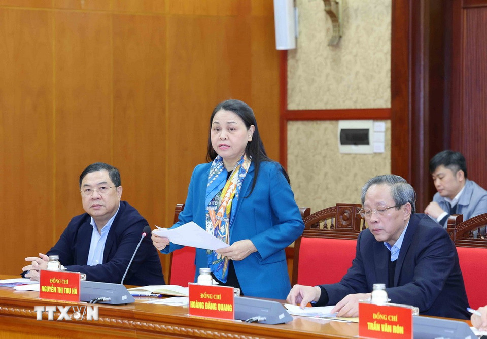 Đồng chí Nguyễn Thị Thu Hà, Ủy viên Trung ương Đảng, Phó Chánh Văn phòng Thường trực Văn phòng Trung ương Đảng trình bày báo cáo tại buổi làm việc. (Ảnh: Phương Hoa/TTXVN)