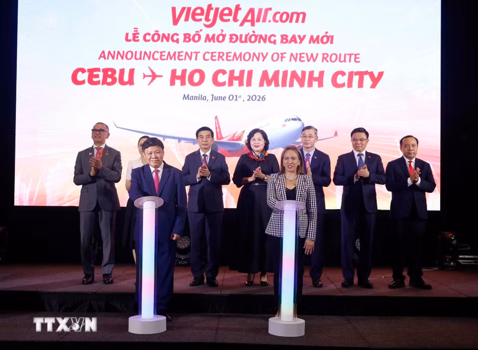 Phó Thủ tướng, Bộ trưởng Quốc phòng Phan Văn Giang chứng kiến Lễ công bố mở đường bay mới Cebu-Thành phố Hồ Chí Minh của hãng hàng không VietjetAir. (Ảnh: Thống Nhất/TTXVN)