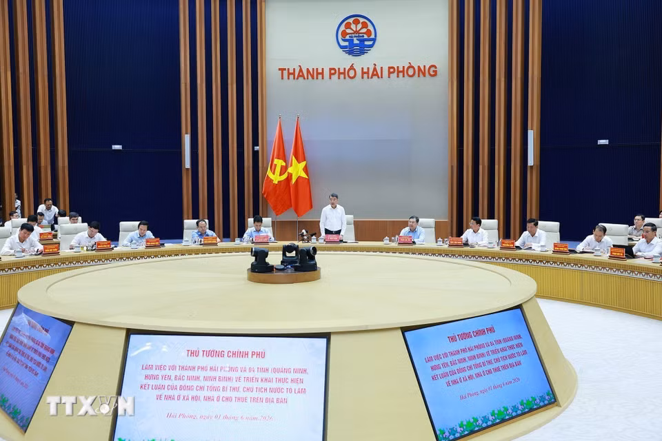 Thủ tướng Lê Minh Hưng làm việc với lãnh đạo Thành phố Hải Phòng và các tỉnh Quảng Ninh, Bắc Ninh, Ninh Bình, Hưng Yên về nhà ở xã hội, nhà ở cho thuê. (Ảnh: Dương Giang/TTXVN)