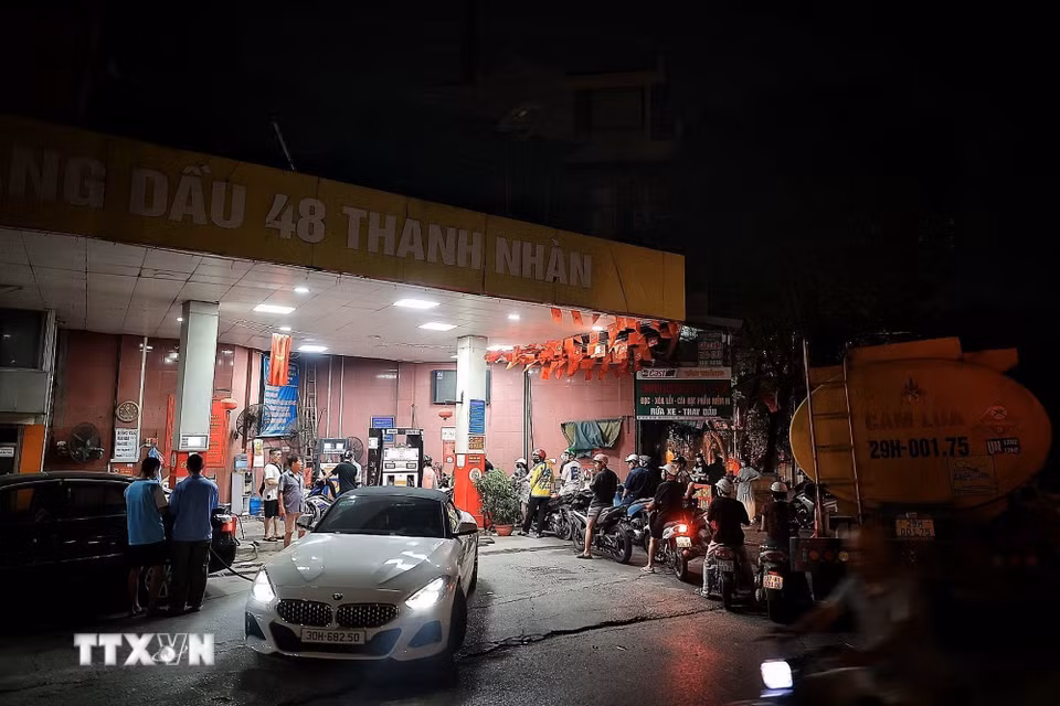 Cây xăng đông khách trước thời điểm RON95 rời thị trường (ảnh chụp đêm 31/5). (Ảnh: Phạm Tuấn Anh/TTXVN)