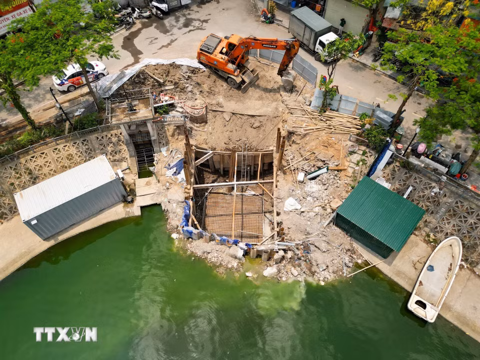 Đơn vị thi công khẩn trương triển khai các hạng mục đào đất, gia cố kết cấu và xây dựng trạm bơm hồ Linh Quang. (Ảnh: Lê Đông/TTXVN)