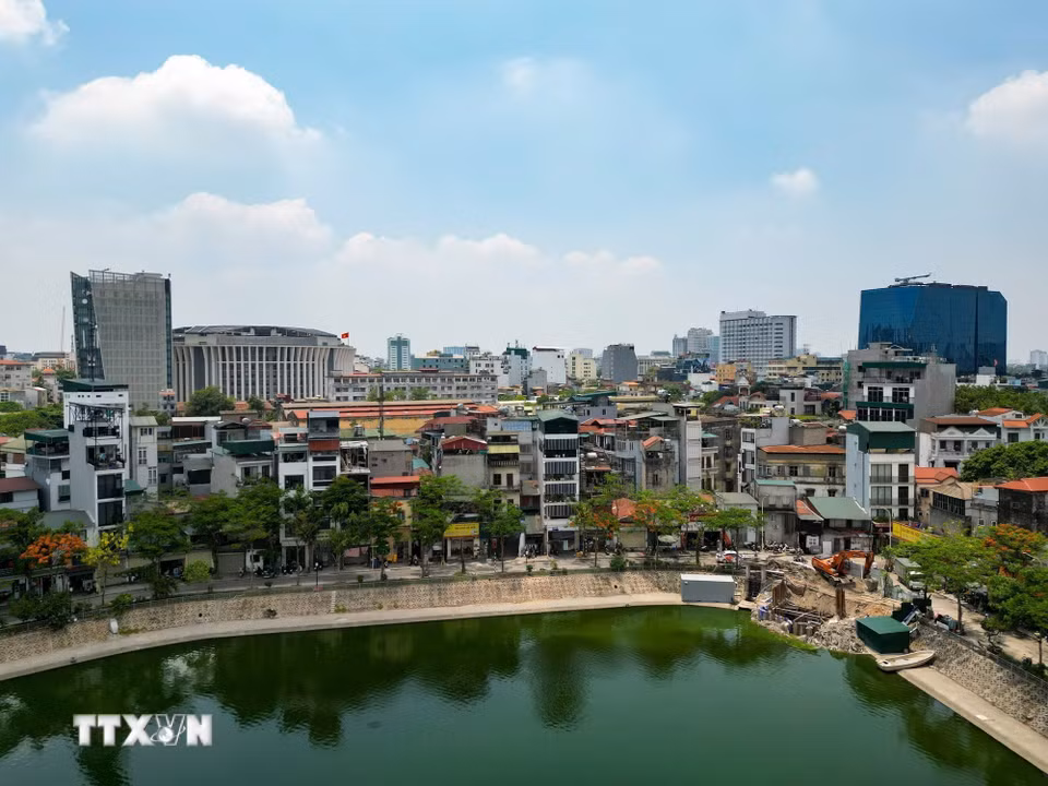 Các hạng mục cải tạo trạm bơm hồ Linh Quang đang được triển khai khẩn trương bên bờ hồ. Sau khi hoàn thành, công trình sẽ góp phần giảm áp lực cho hệ thống thoát nước và hạn chế ngập úng cục bộ trong mùa mưa. (Ảnh: Lê Đông/TTXVN)